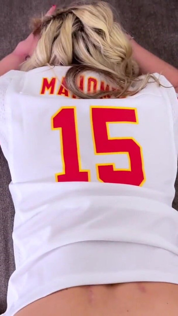 Oförglömligt ögonblick från "Huge BBC Gjorde en touchdown in i min fitta före speldagen!!"