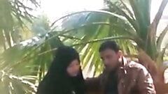 Arabische dame geeft pijpbeurt in het park