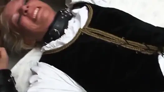 Pantat bahenol tante seksi rambut pirang dientot habis-habisan sampai dicrot di dalam