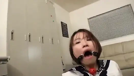 Neon Tokyo azdırıyor, parlak dudaklarla şehirde gezen taze bir taşralı kadın.