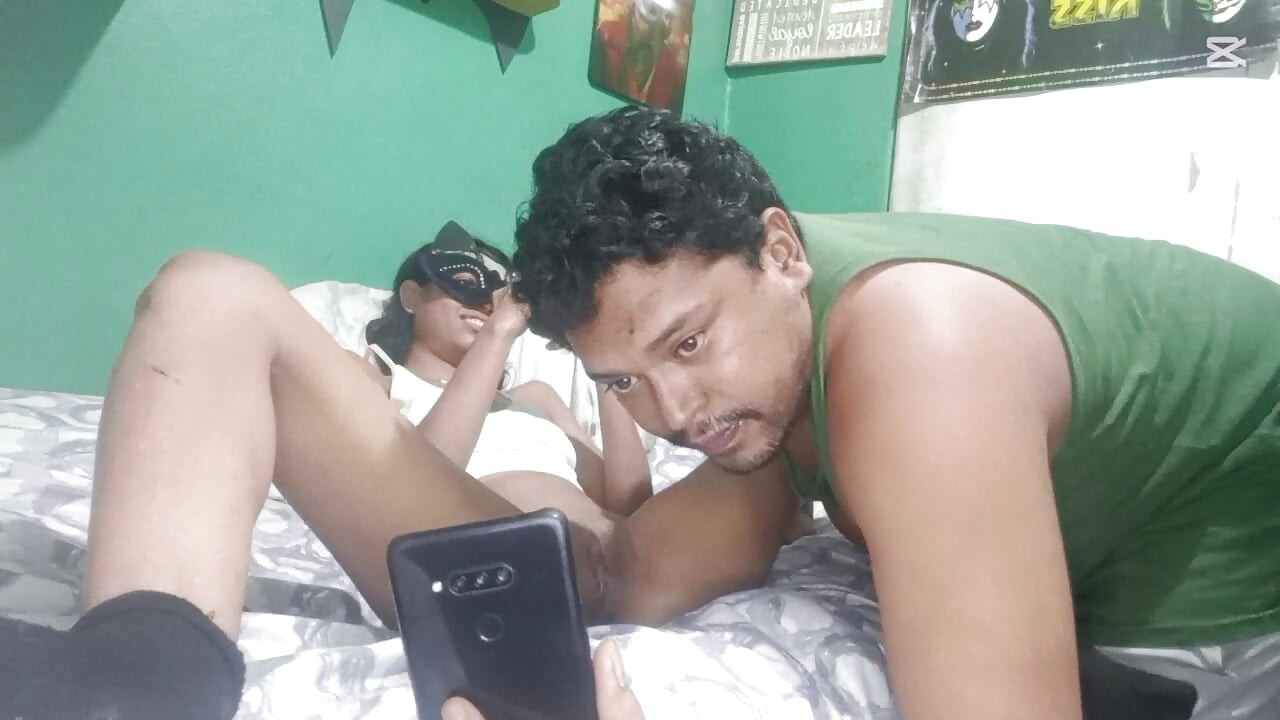 Chupando a buceta da minha amiga enquanto ela está de plantão com o namorado