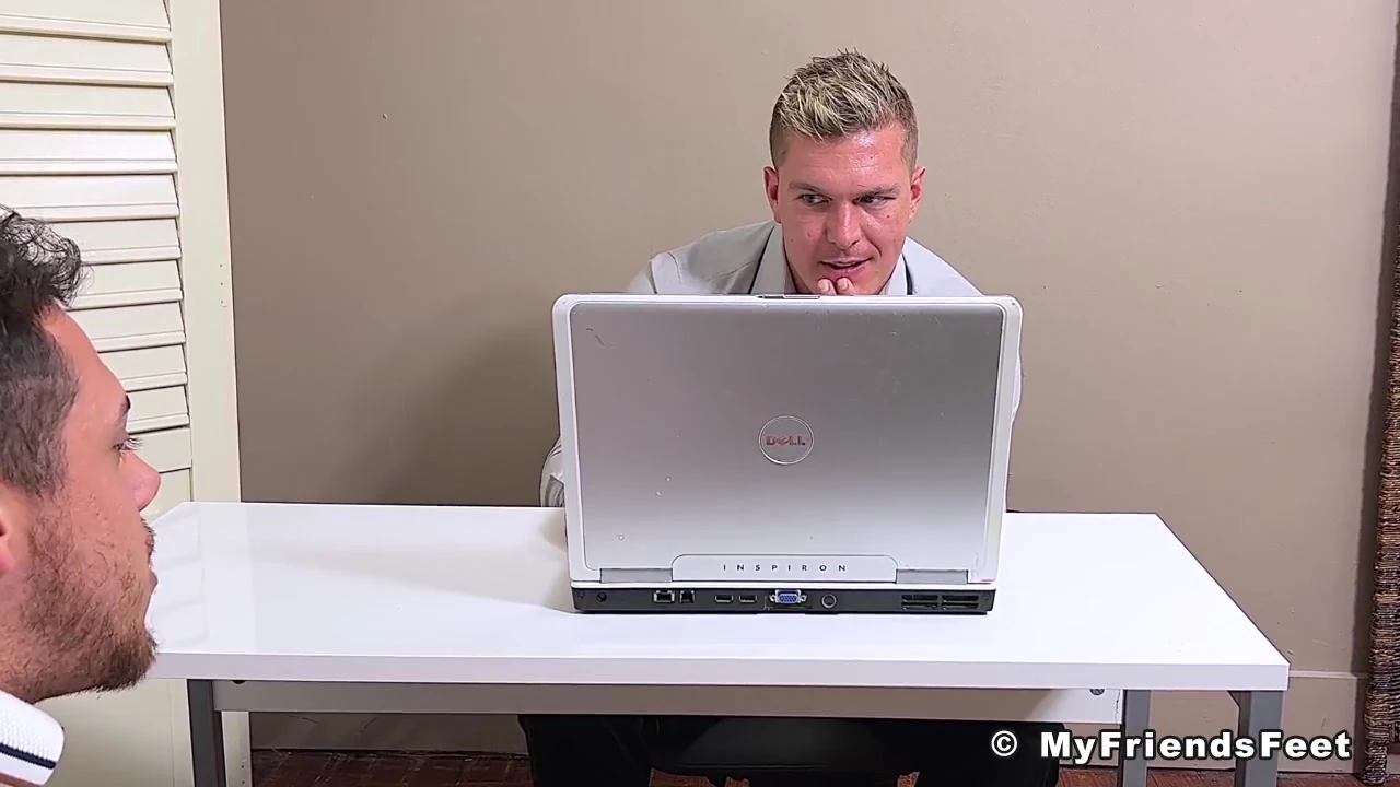 Myfriendsfeet dan edwards tapıyor banka kredisini güvence altına almak için Harpers'ın ayaklarını çekti