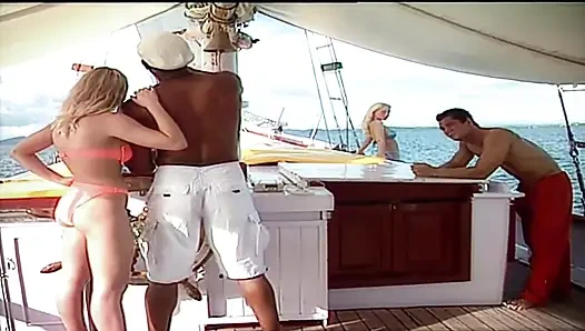 Zwei junge blonde touristenmädchen werden auf einem boot von zwei großen schwänzen gefickt