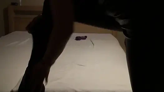 Danielle в латексе в латексной маске с фиолетовым дилдо