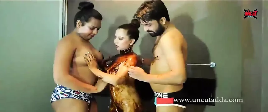 chocolate se sari body ko lick kiya fir chuda