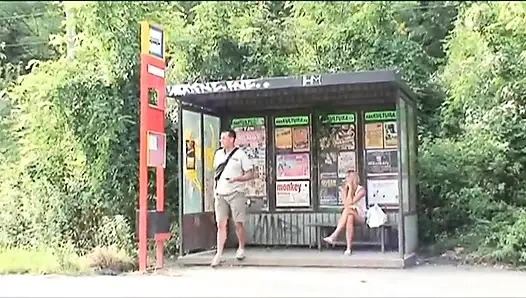 Büyük memeli sarışın kız iş başında... Açık havada seks