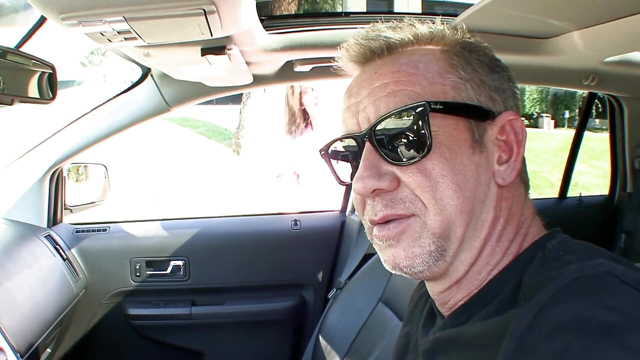 Bubble butt nastolatka jedzie starą wędkę