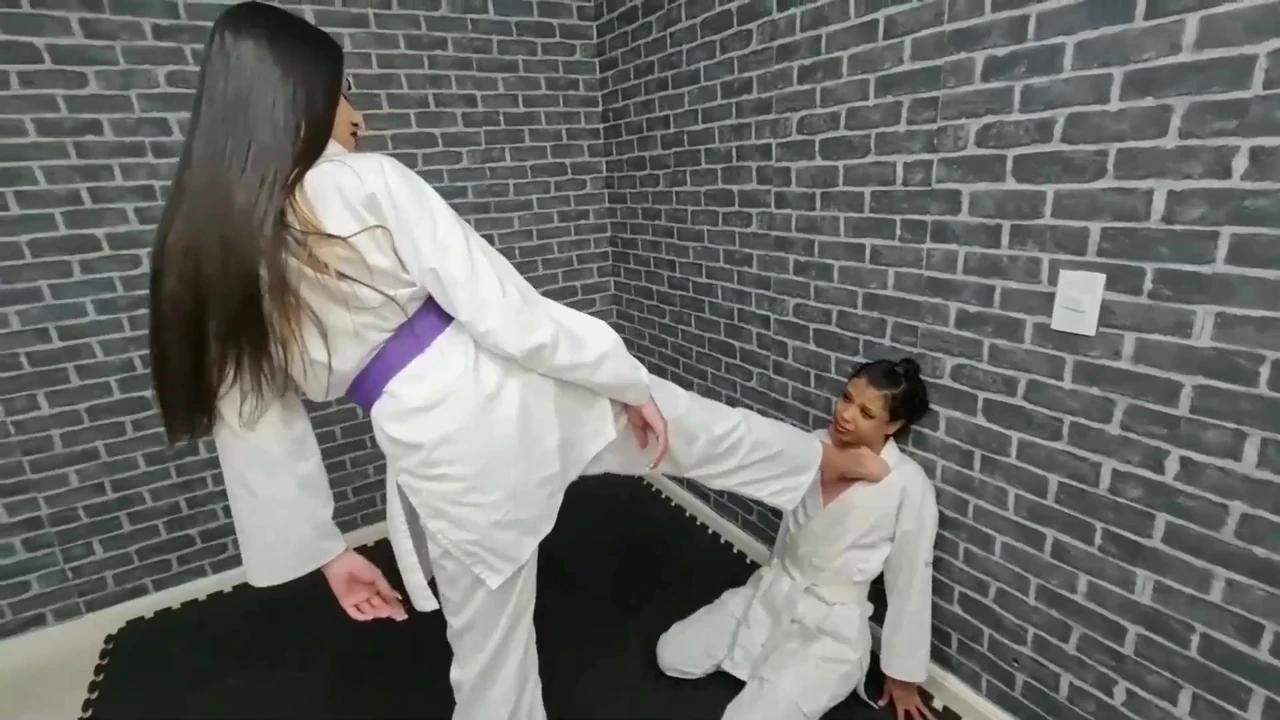 Karate dövüşü Amanda Nataly'ye karşı - model ayaklarla güç tekmeliyor