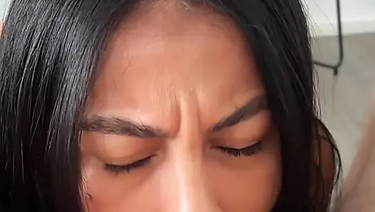 Cewek seksi rambut cokelat ini lagi asik nyepong dan ngentot pantatku habis-habisan - pov