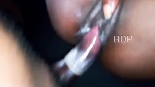 Teen college-mädchen benutzt vibrator an ihrem nassen saft, tropfende muschi, während sie fickt