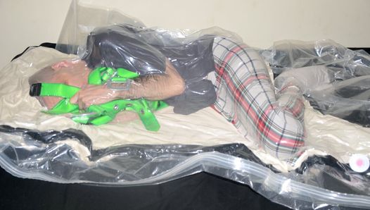 5 november 2023 - Vacpacked met mijn Hiviz Green MET PVC bedekt Miller harnas in de dubbellaagse slaapzak en mijn gele SuperSoft-leven