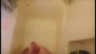 Masturbação no chuveiro com porra