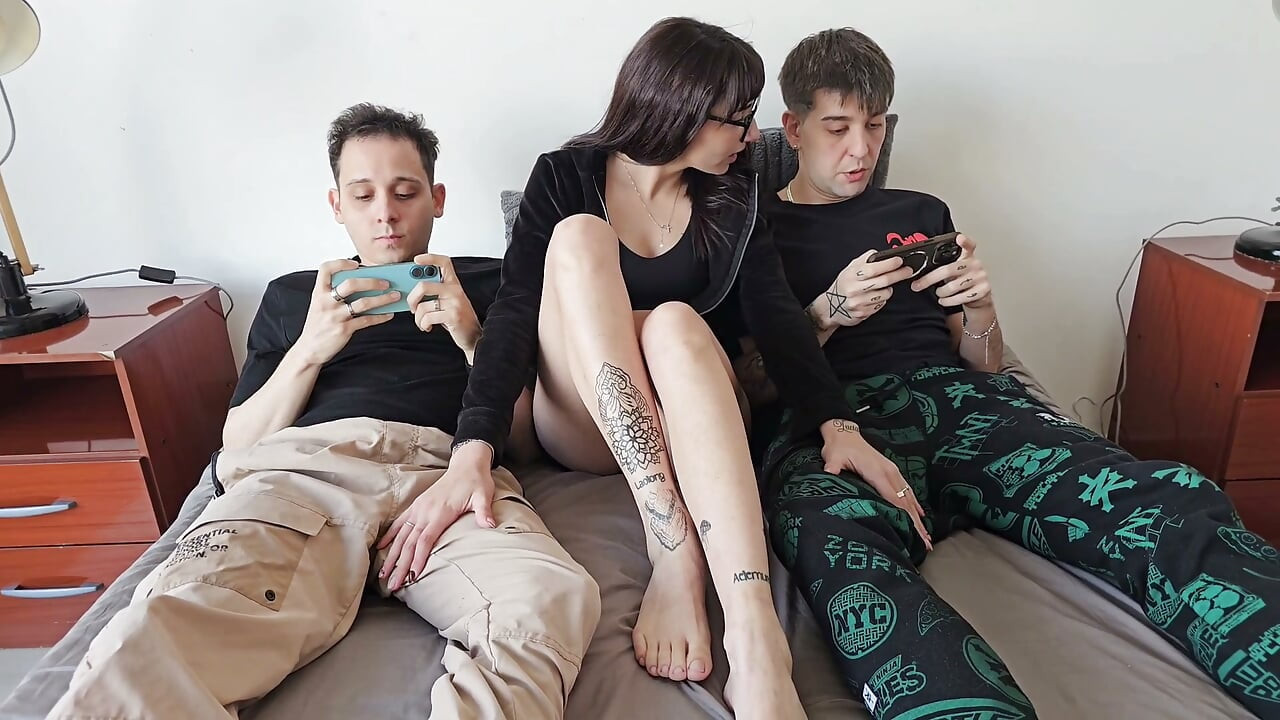 Gamer boys fuck her in her first amateur threesome