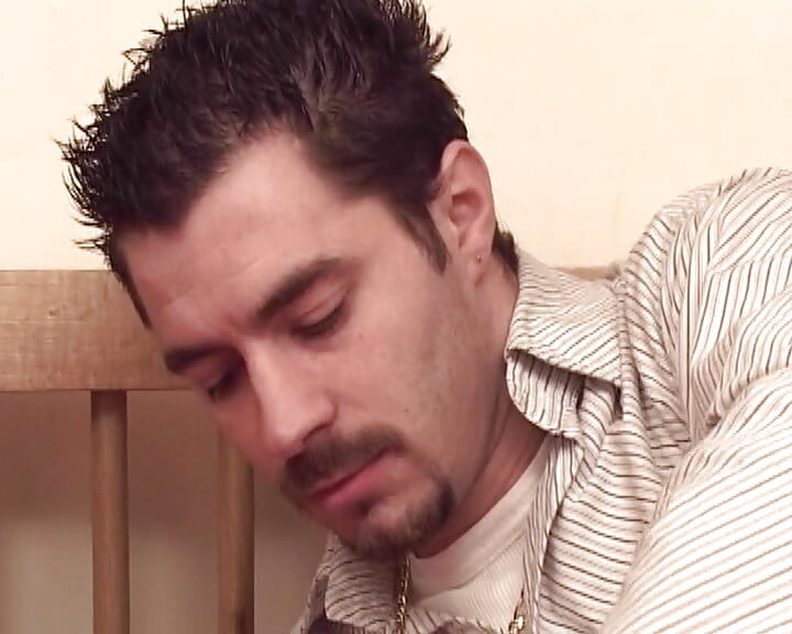 MILF Perancis berbulu menunggang batang dan dapat pancutan mani yang besar