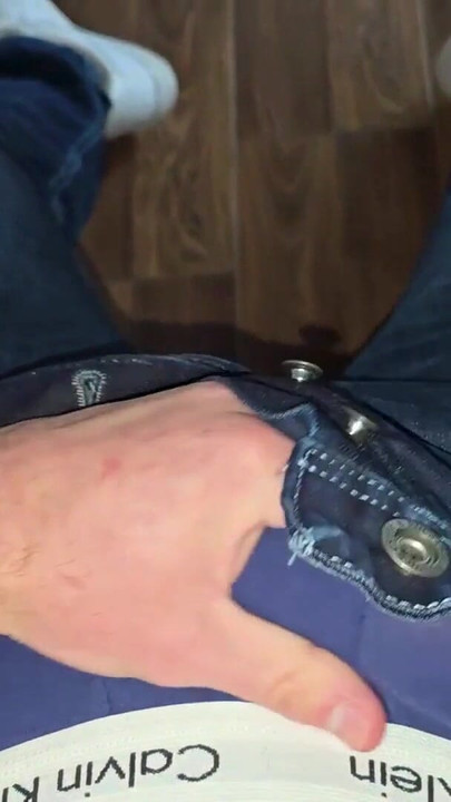 Suara Jerman di kerusi bos.. blue Calvin Klein boxer.. batu zakar keras.. precum mengalir | Klip 1