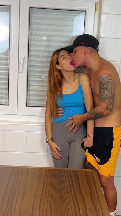 Snažan trenutak iz "Najbolji prijatelj mog muža ostaje kod kuće, ali me želi pojebati, a on to ne zna"