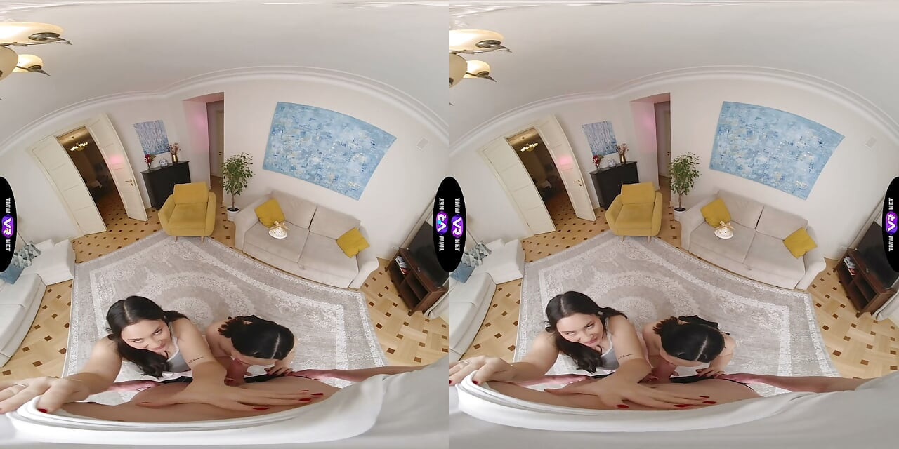 Roxy et Amelia, salopes excitées, le remercient avec une double pipe - teenmegaworld