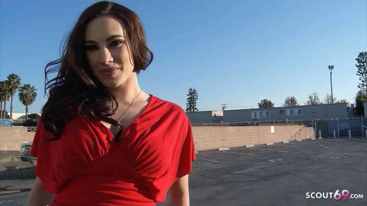 Tante kurus juliette bardot dengan toket kendor digodain untuk ngentot di ruangan casting bokep pertamanya