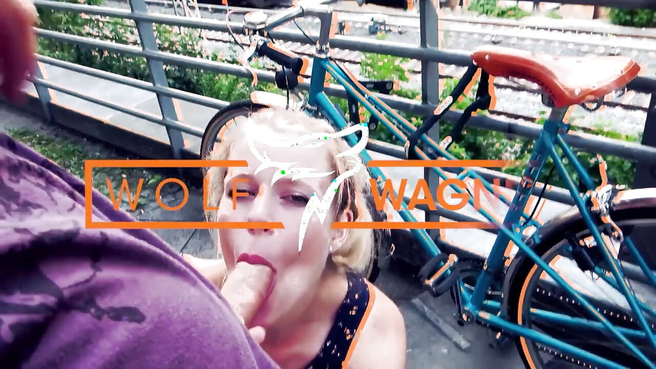 Schattige tienermeid Scarlett Scott ontmoet een oudere man op straat