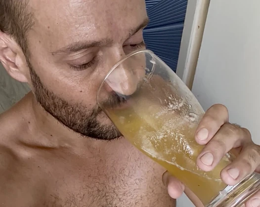 İşeyip biramın içine boşalıyorum ve hepsini içiyorum.