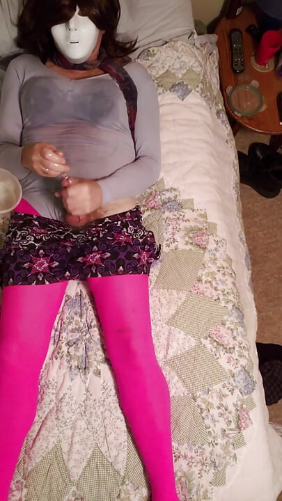 Gej Crossdresser zadirkuje u ulju, najlonkama, trikou i suknji. Nauljim se, masturbiram, sondujem kurac i svršavam.