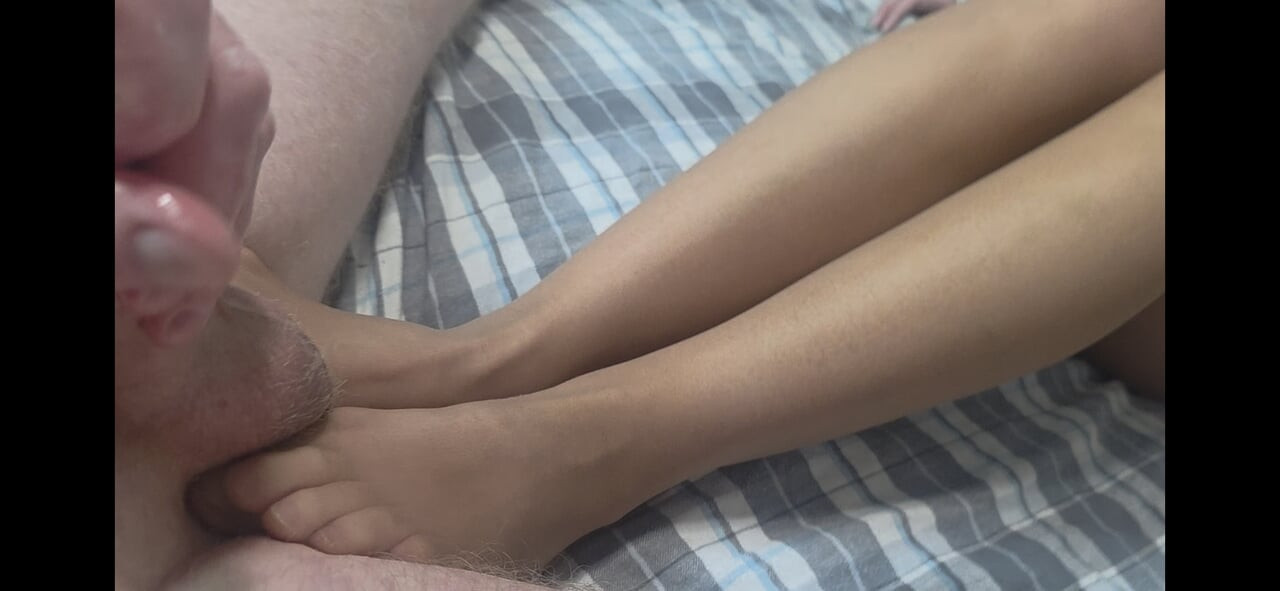 Entzückendes kleid und nackte strumpfhosen