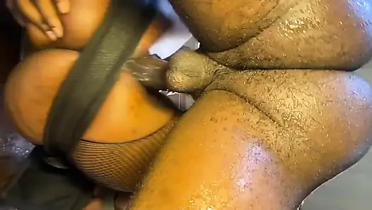 Kapı seks salıncağına iyice yayılmış ıslak sulu aletini derinden itiyor ve büyük zenci kremini boşaltıyor