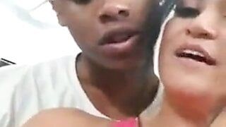 Quente milf brinca com jovem negro sozinho em casa.