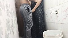 Секс в ванной - горячая тетушка с очень молодым бойфрендом