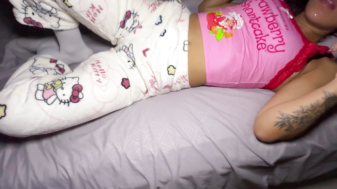 Mijn nieuwe stiefdochter in strakke pyjama laat altijd haar slaapkamerdeur open