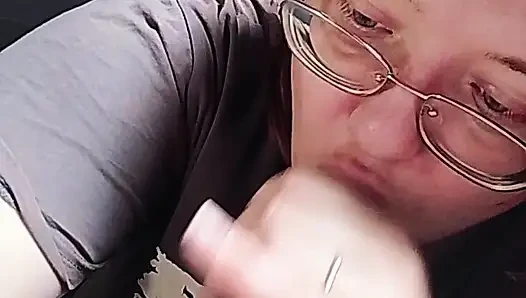 Amateur freundin blowjob statt kochen - kurvige brünette mit brille lutscht und wichst schwanz