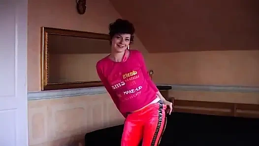 Geile Brünette Lutscht Schwanz Und Reibt Ihre Nasse Muschi Hart