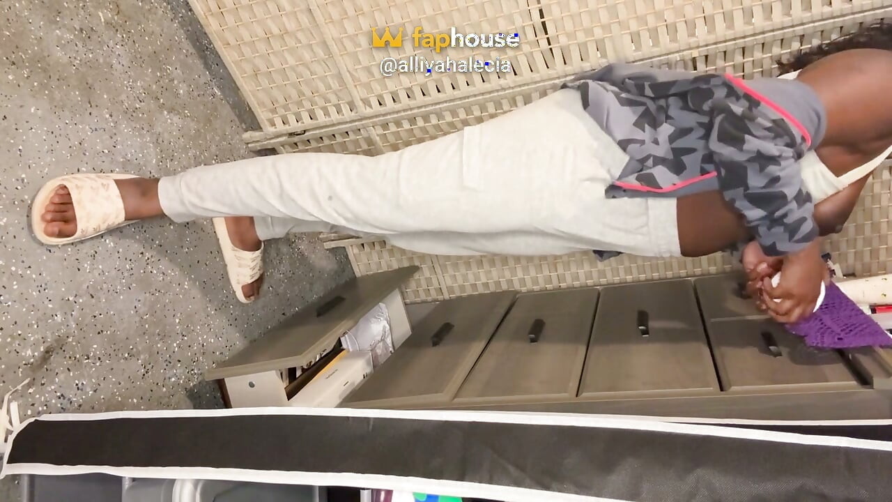Η Alliyah Alecia τρίβει τα μικρά της βυζιά