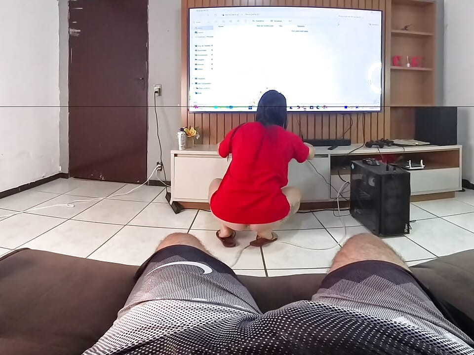 Stiefmutter Bittet Stieftochter, Das Wohnzimmer Zu Putzen, Aber Sie Trägt Nur Unterwäsche Vor Ihrem Stiefbruder