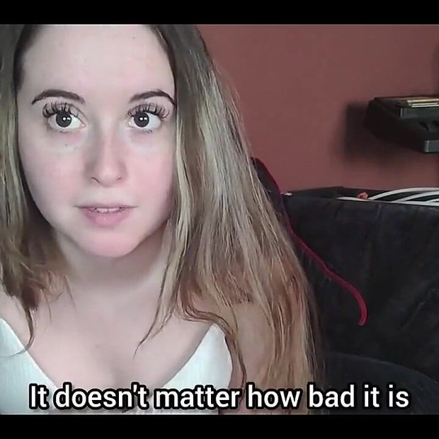 Je couvre ta bouche avec mes chaussettes en sueur et du ruban adhésif puis je te fais sentir mes pieds sans éjaculer