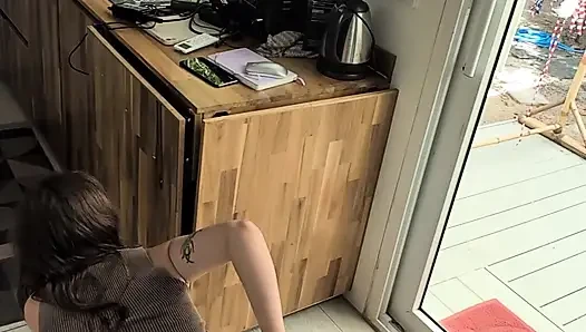 Geile schöne süße teenager-masturbation von oben mit dildo und blowjob geschossen