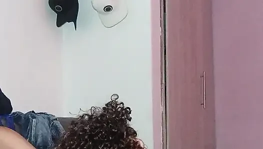 meine stiefschwester schlägt mich, um sie zu ficken, während der freund im anderen zimmer ist