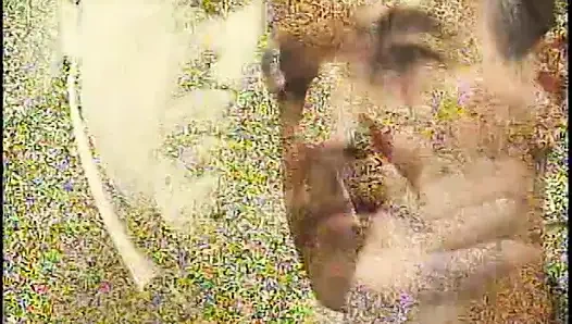 Memek berbulu si cewek hot rambut cokelat dengan kaki jenjang ini dientot habis-habisan setelah nyepong kontol di sofa