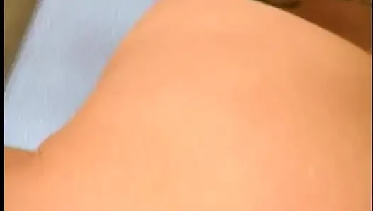Geiles brünettes model bekommt sperma auf ihre perfekten titten