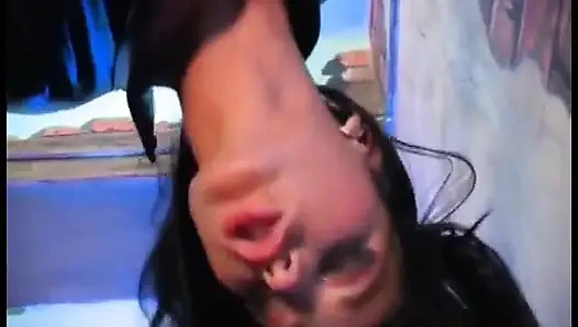 Dominatrix pakai baju lateks ngentot sama cowok sange