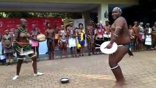 Menina africana peituda e cara gordo fazendo algum tipo de show 2