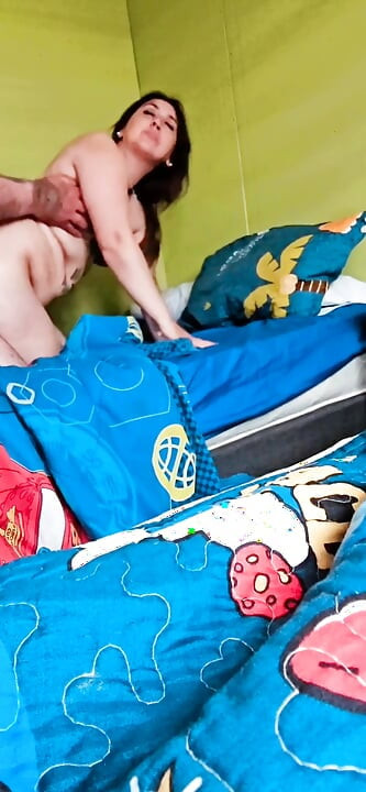 Während sie ein Nickerchen machte, kam ihr stiefvater, um sie einzudringen.