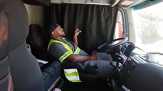 Giờ ăn trưa, tôi giật mình bên trong xe tải