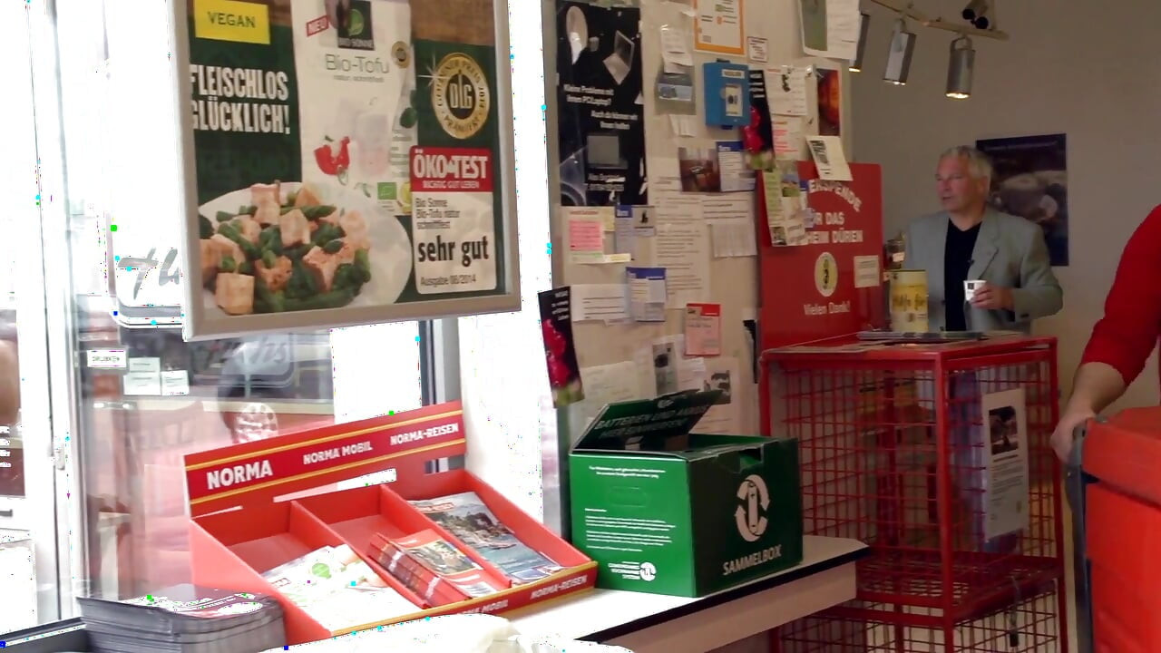 Wytatuowana blondynka z dużym tyłkiem uwielbia ostro rozbić się ze swoim skurwielem