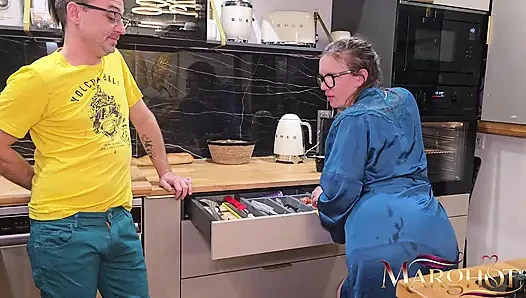 Ich mache den Kaffee meines Freundes... Aber er vögelt mich lieber und ich spritze in den Becher