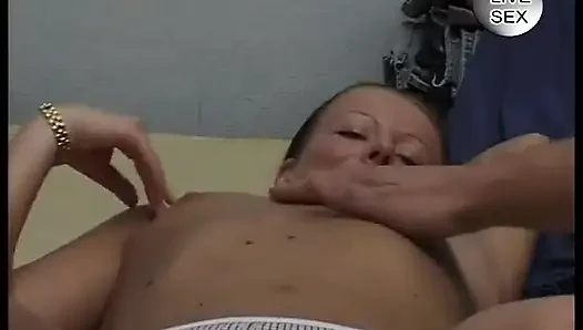 Brünette hure gefingert und gefickt, bevor das sperma auf ihre kleinen titten fallen ließ