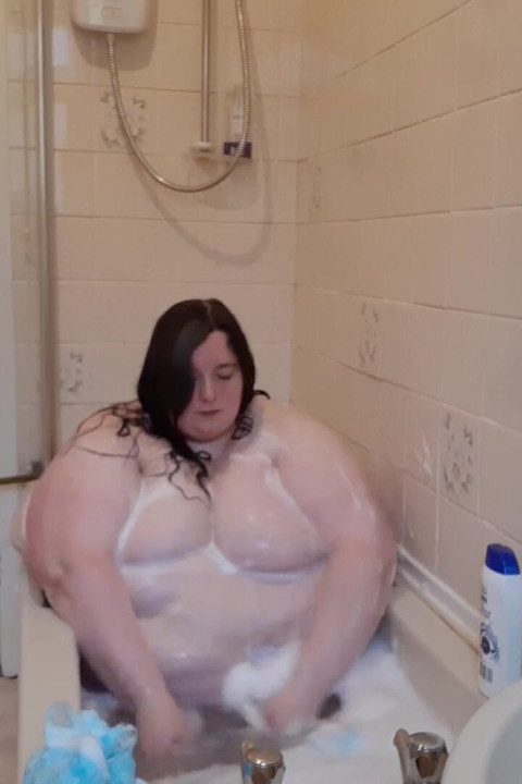 כיף בזמן אמבטיה של SSBBW ובטן רועדת