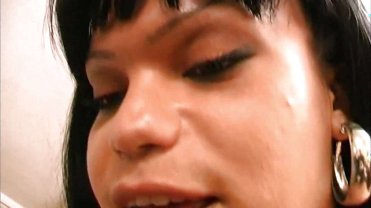 Visita a Domicilio per La Trans Arrapata: Scopata Attiva a Passiva