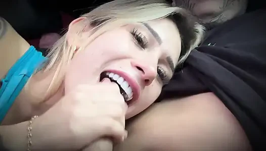 Araba sürülürken bir çekici kamyonun içinde seviştik