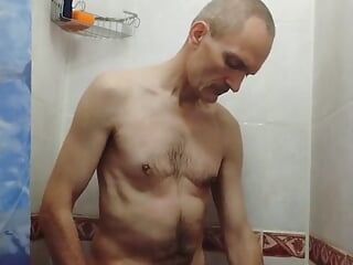 Massage torride de la bite sous la douche